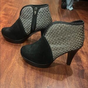size 6 Bernie Mev Hilla Suede Black Bootie